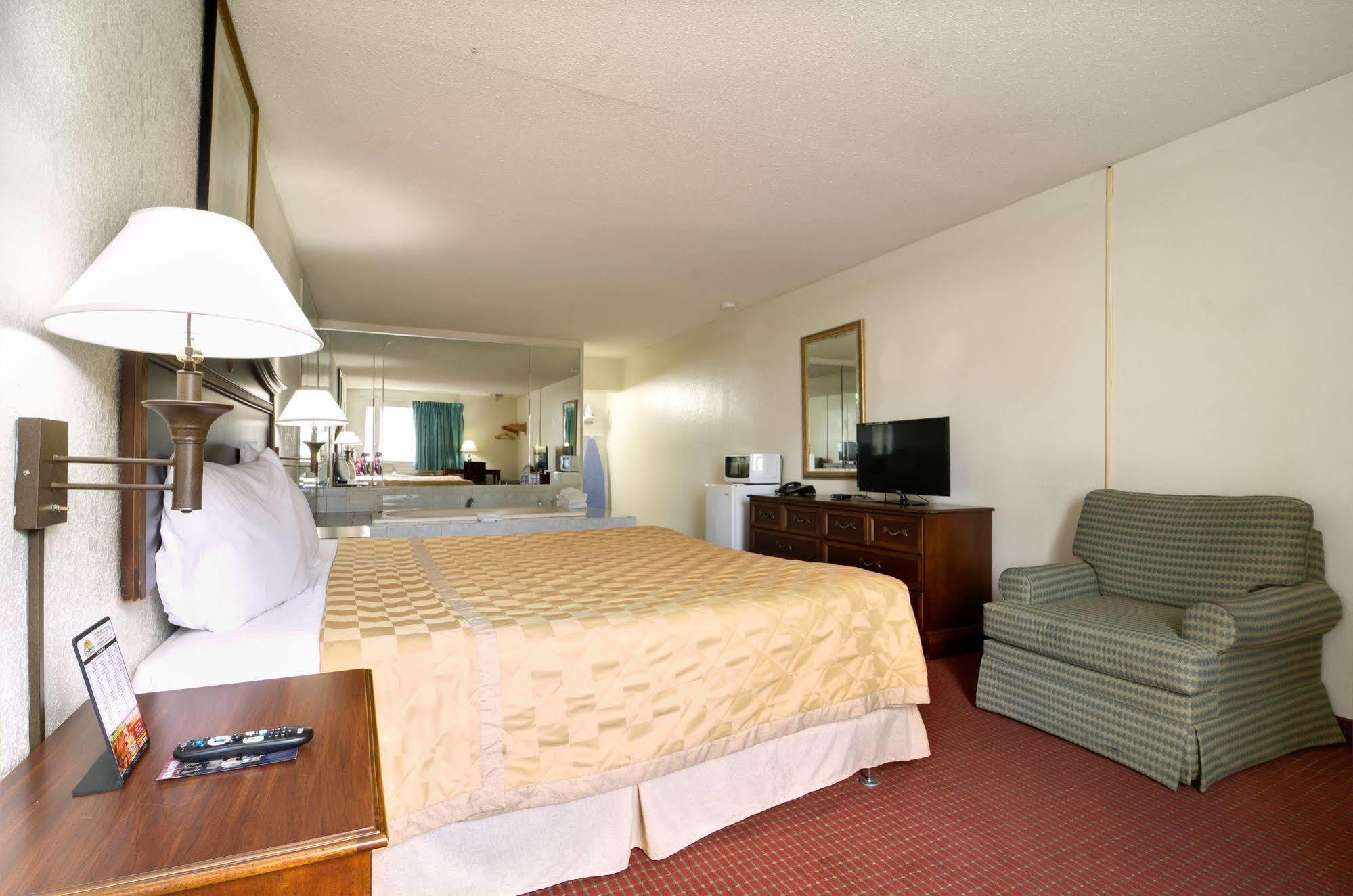 Key West Inn - Newport News Eksteriør bilde